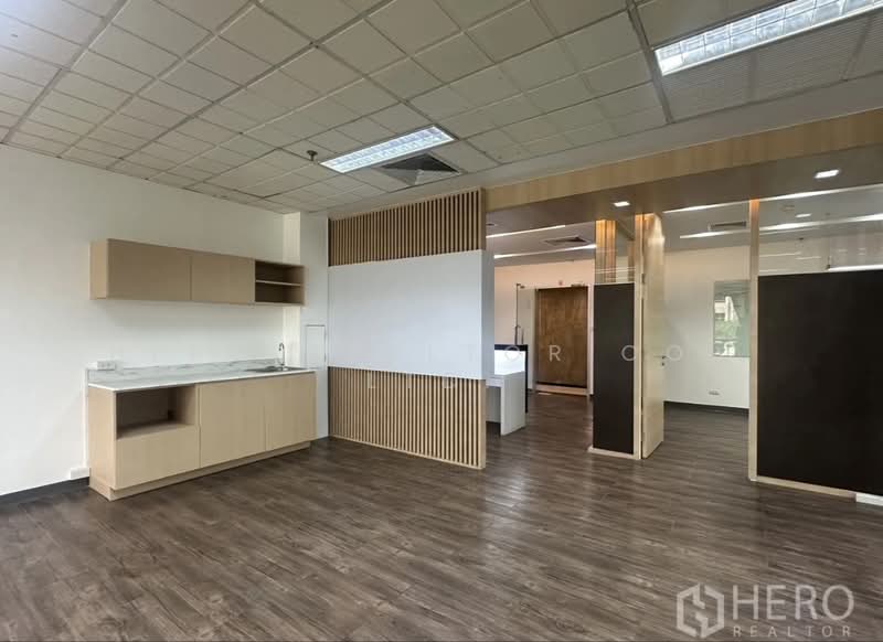 ให้เช่า - For rent Office Space 122 sqm in Lumphini, Pathum Wan, Bangkok BTS Phloen Chit HRE00420, กรุงเทพ