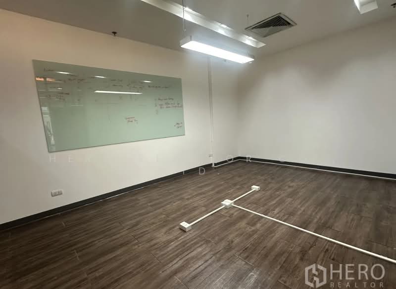 ให้เช่า - For rent Office Space 122 sqm in Lumphini, Pathum Wan, Bangkok BTS Phloen Chit HRE00420, กรุงเทพ