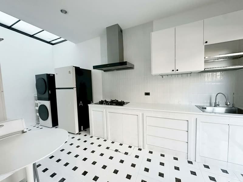 Patio Ratchayothin, Bangkok, Phahonyothin 32, Chan Kasem, Chatuchak, Bangkok, 3 Bedrooms, 267 sqm, Townhouse For Rent, by Rojjana Jindasri, 500197566 - DDproperty.com