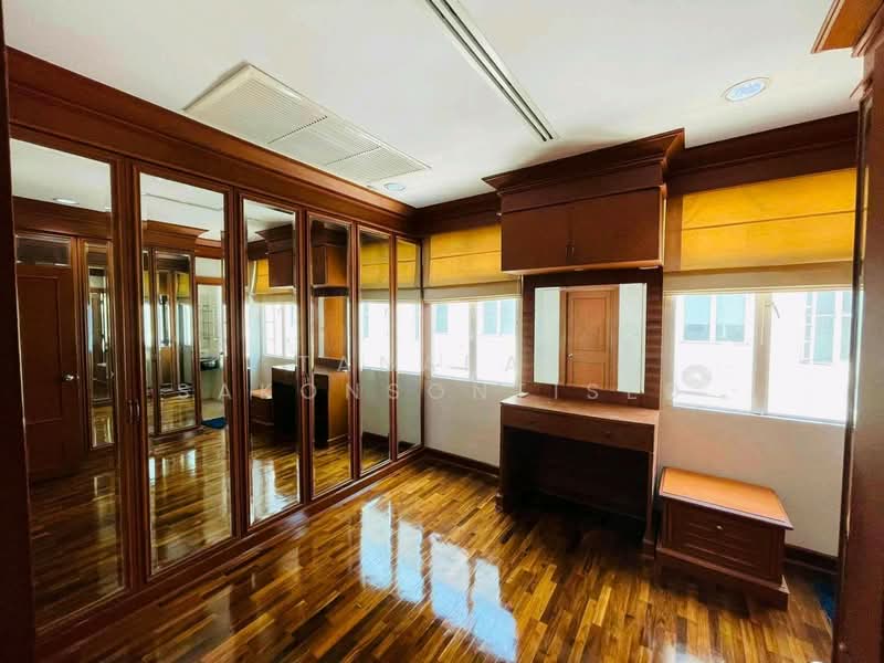 Baan Klang Krung Thonglor, Bangkok, 55 Soi Sukhumvit 55, Khlong Tan Nua, Watthana, Bangkok, 4 Bedrooms, 400 sqm, Townhouse For Rent, by Tanapat Sakonsontised, 500198182 - DDproperty.com