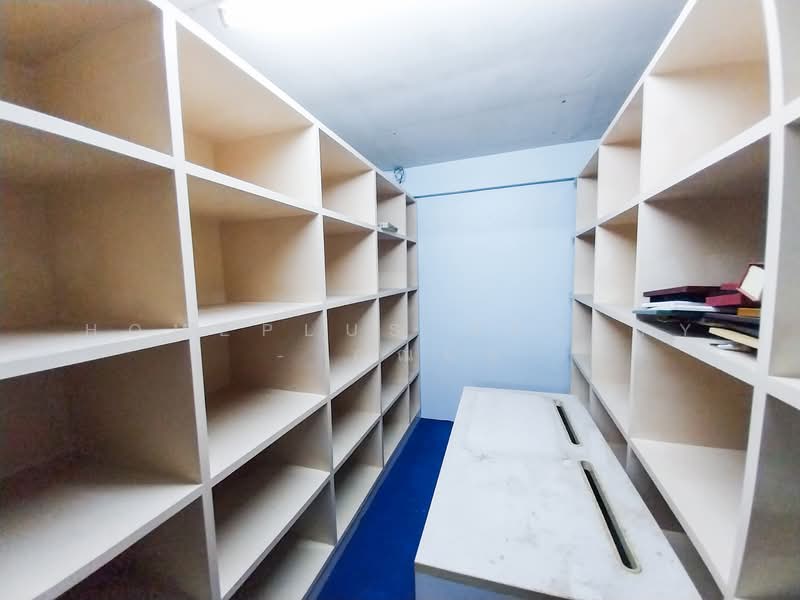 ขาย - อาคารพาณิชย์ 3 ชั้นครึ่ง ซอยประชาอุทิศ16, กรุงเทพ