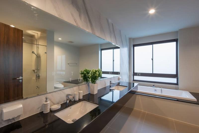 Pool Villa ให้เช่า ใกล้กาดฝรั่ง เพียง 5 นาที ค่าเช่า 99,000 บาท / เดือน รหัสทรัพย์ : No.14P018, Chiang Mai, Ban Waen, Hang Dong, Chiang Mai, 5 Bedrooms, 200 sqm, Single Detached House For Rent, by Rutchaporn Tunsiri, 500199114 - DDproperty.com