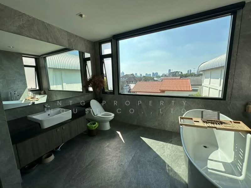 NG276 ให้เช่าบ้านเดี่ยว 3 ชั้น ตกแต่งสวยพร้อมอยู่ ลาดพร้าว 80 ห้วยขวาง เงียบสงบ ใจกลางเมือง, Bangkok, ประชาราษฎร์บำเพ็ญ26, Wang Thonglang, Wang Thonglang, Bangkok, 3 Bedrooms, 300 sqm, Single Detached House For Rent, by NTG Property House Co.,Ltd., 500199124 - DDproperty.com