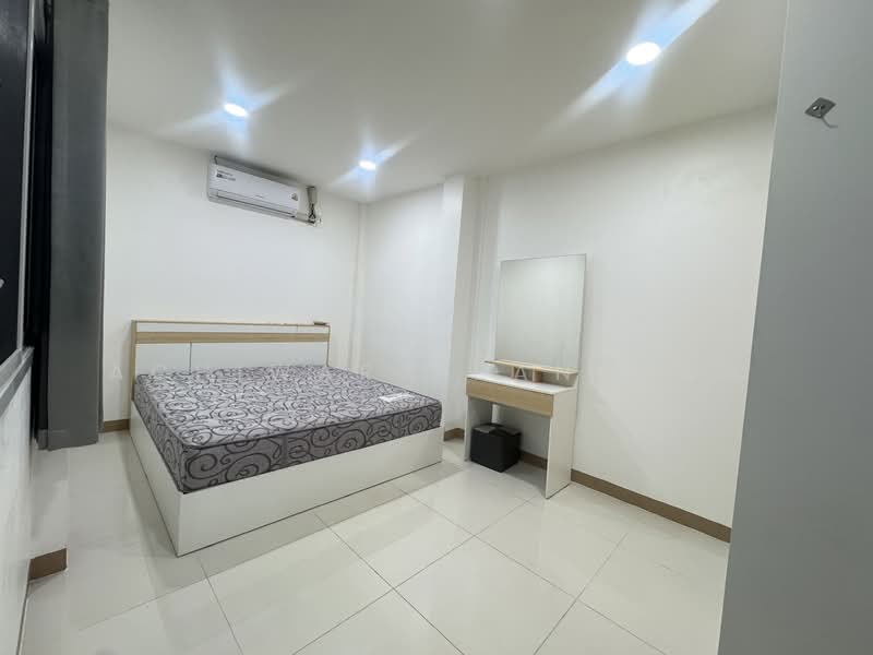 Baan Yu Charoen 29, Bangkok, Samsen Nok, Huai Khwang, Bangkok, 5 Bedrooms, 200 sqm, Townhouse For Rent, by Achiwara Panusan, 500199295 - DDproperty.com