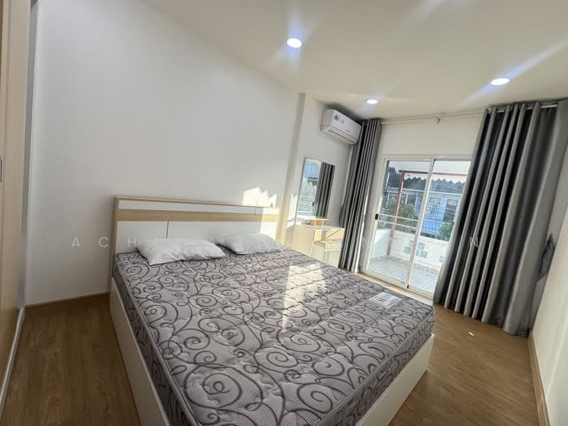 Baan Yu Charoen 29, Bangkok, Samsen Nok, Huai Khwang, Bangkok, 5 Bedrooms, 200 sqm, Townhouse For Rent, by Achiwara Panusan, 500199295 - DDproperty.com