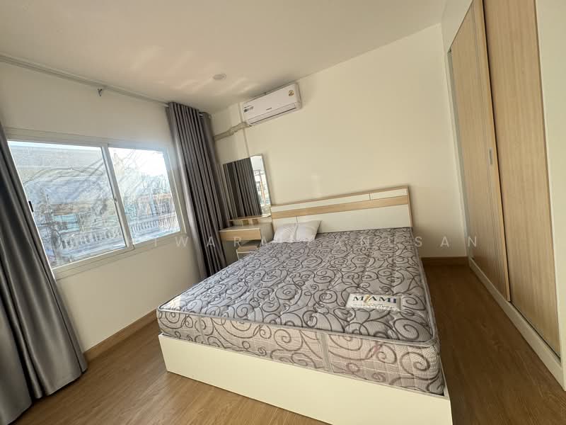 Baan Yu Charoen 29, Bangkok, Samsen Nok, Huai Khwang, Bangkok, 5 Bedrooms, 200 sqm, Townhouse For Rent, by Achiwara Panusan, 500199295 - DDproperty.com