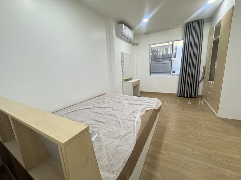 Baan Yu Charoen 29, Bangkok, Samsen Nok, Huai Khwang, Bangkok, 5 Bedrooms, 200 sqm, Townhouse For Rent, by Achiwara Panusan, 500199295 - DDproperty.com