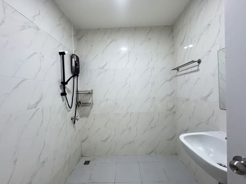 Baan Yu Charoen 29, Bangkok, Samsen Nok, Huai Khwang, Bangkok, 5 Bedrooms, 200 sqm, Townhouse For Rent, by Achiwara Panusan, 500199295 - DDproperty.com