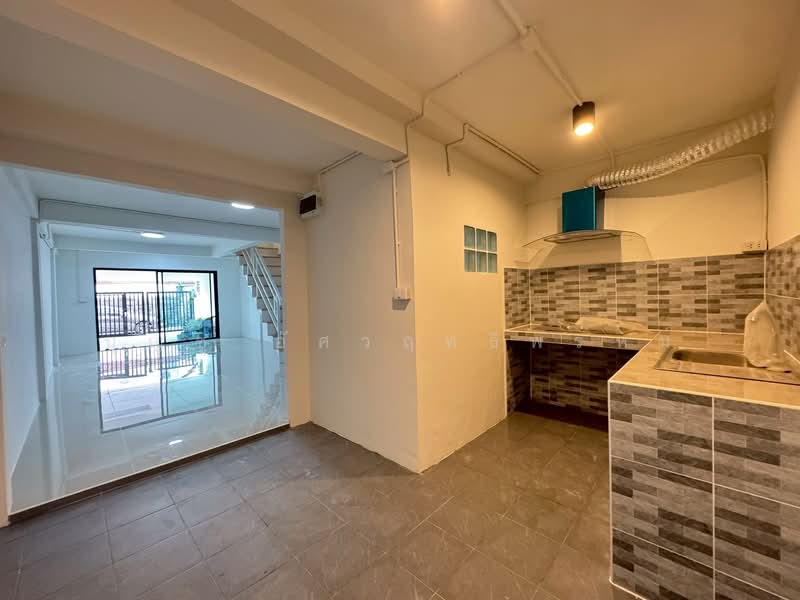 ขายทาวน์เฮาส์ สภาพใหม่กริบ พร้อมเข้าอยู่, Bangkok, Bang Khae, Bang Khae, Bangkok, 2 Bedrooms, 110 sqm, Townhouse For Sale, by บุญชู อัศวฤทธิพรหม์, 500199740 - DDproperty.com