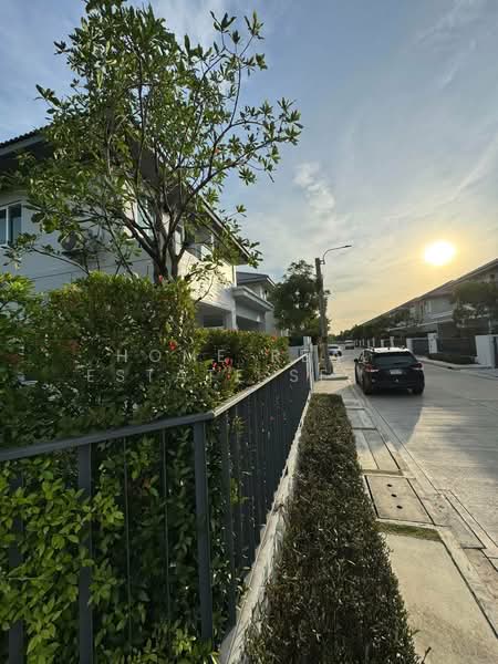 Mantana 2 Motorway - New Krungthepkreetha, Bangkok, Manthana 2 Motorway-New Krungthep Kreetha Intersection, Phatthanakan Road 4, Khlong Song Ton Nun, Lat Krabang, Bangkok, 3 Bedrooms, 151 sqm, Single Detached House For Sale, by HOME Real Estate Service, 500199804 - DDproperty.com
