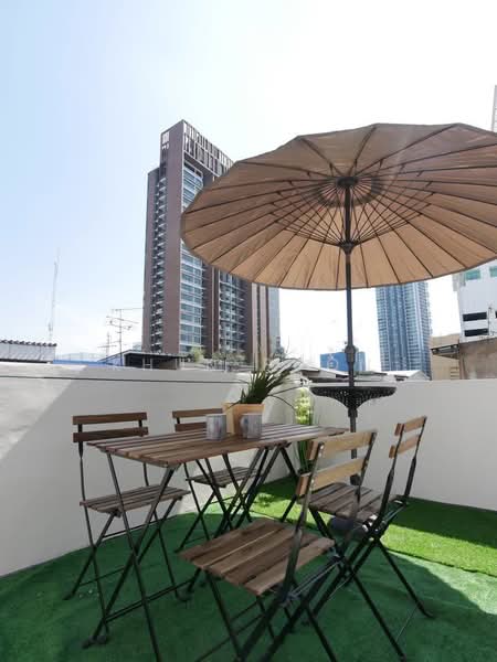 For Rent: Renovated Townhome in Sukhumvit Area near BTS Ekkamai (SPSSR135), Bangkok, สุขุมวิท65, Phra Kanong Nua, Watthana, Bangkok, 2 Bedrooms, 220 sqm, Townhouse For Rent, by Khun Poon, 500199923 - DDproperty.com