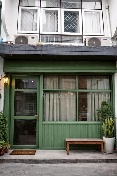 For Rent: Renovated Townhome in Sukhumvit Area near BTS Ekkamai (SPSSR135), Bangkok, สุขุมวิท65, Phra Kanong Nua, Watthana, Bangkok, 2 Bedrooms, 220 sqm, Townhouse For Rent, by Khun Poon, 500199923 - DDproperty.com