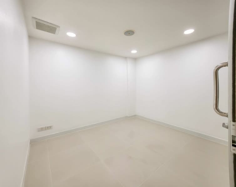 Home Office for Rent with Private Parking in Phrakanong area, Bangkok, Phra Kanong, Khlong Toei, Bangkok, , 200 sqm, Office Space For Rent, by Ploypatcha Chomchid, 500200084 - DDproperty.com