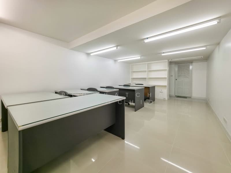 Home Office for Rent with Private Parking in Phrakanong area, Bangkok, Phra Kanong, Khlong Toei, Bangkok, , 200 sqm, Office Space For Rent, by Ploypatcha Chomchid, 500200084 - DDproperty.com