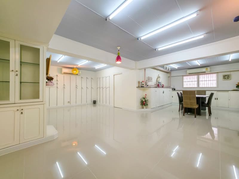 Home Office for Rent with Private Parking in Phrakanong area, Bangkok, Phra Kanong, Khlong Toei, Bangkok, , 200 sqm, Office Space For Rent, by Ploypatcha Chomchid, 500200084 - DDproperty.com