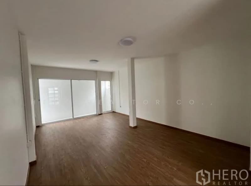 For rent Home Office 300 sqm in Huai Khwang Bangkok BRE21246, Bangkok, Huai Khwang, Huai Khwang, Bangkok, 4 Bedrooms, 300 sqm, Townhouse For Rent, by Hero Realtor Co., Ltd., 500200184 - DDproperty.com