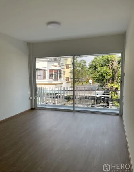 For rent Home Office 300 sqm in Huai Khwang Bangkok BRE21246, Bangkok, Huai Khwang, Huai Khwang, Bangkok, 4 Bedrooms, 300 sqm, Townhouse For Rent, by Hero Realtor Co., Ltd., 500200184 - DDproperty.com