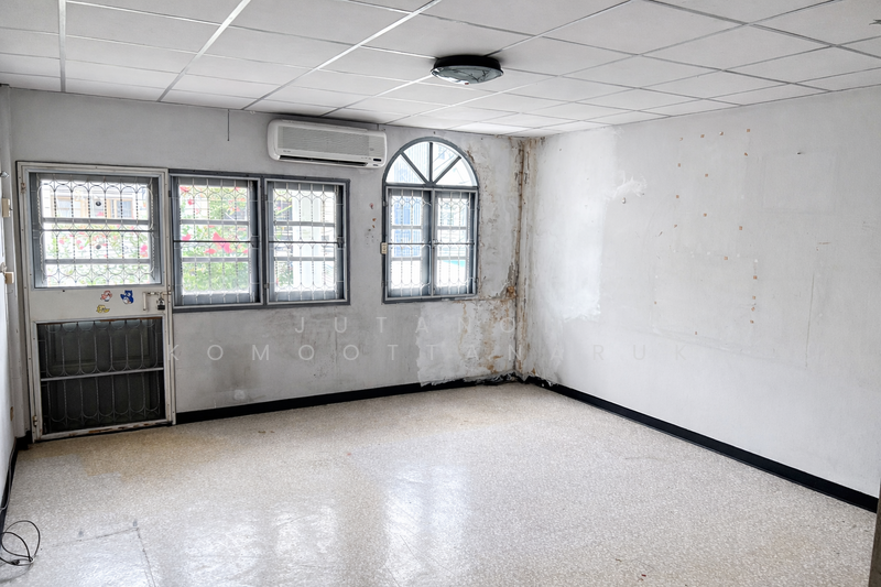 ขายทาวน์เฮาส์ 3 ชั้น หมู่บ้านซื่อตรงเสนา พหลโยธิน 32 ใกล้ ม.เกษตร-เซ็นทรัลลาดพร้าว ทำเลดี, Bangkok, Sena Nikhom, Chatuchak, Bangkok, 4 Bedrooms, 90 sqm, Townhouse For Sale, by Jutanon Komoottanaruk, 500200353 - DDproperty.com