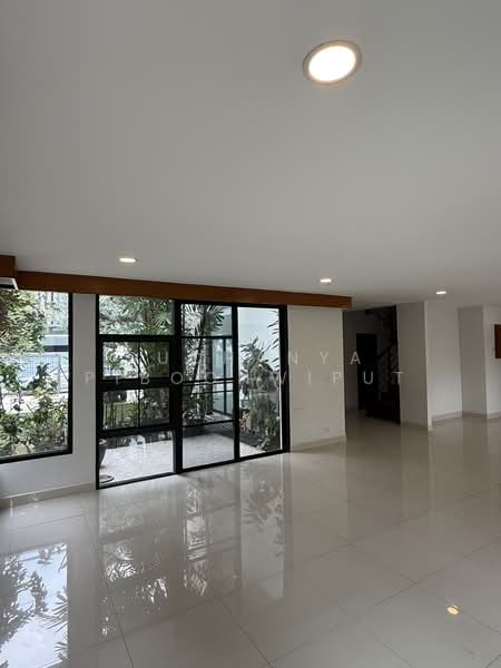 House For Rent The Noble Ekkamai 22, Bangkok, Ekkamai 22, Khlong Tan Nua, Watthana, Bangkok, 4 Bedrooms, 450 sqm, Single Detached House For Rent, by Suchanya Piboonwiput, 500200451 - DDproperty.com