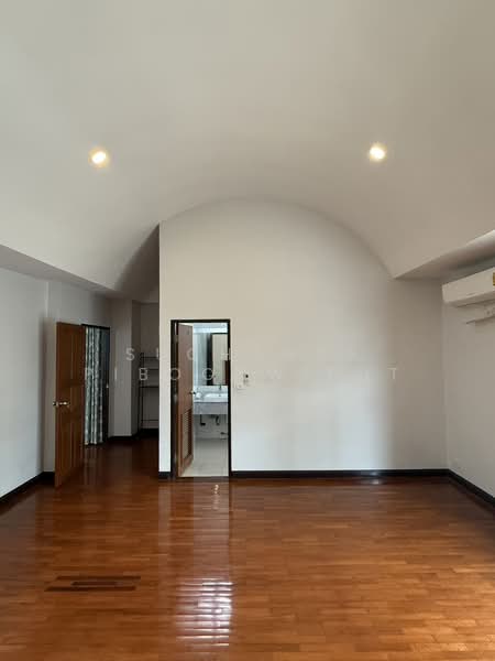 House For Rent The Noble Ekkamai 22, Bangkok, Ekkamai 22, Khlong Tan Nua, Watthana, Bangkok, 4 Bedrooms, 450 sqm, Single Detached House For Rent, by Suchanya Piboonwiput, 500200451 - DDproperty.com