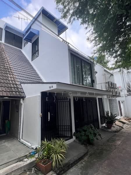 Renovated Townhouse Close to Samitivej Hospital, Bangkok, Khlong Tan Nua, Watthana, Bangkok, 4 Bedrooms, 230 sqm, Townhouse For Sale, by Sittichai (Ice) Tulyanon, 500202168 - DDproperty.com