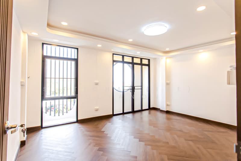 Fully Renovated 4 Bedroom Townhouse Facing Central Eastville, Bangkok, Khlong Chaokhun Sing, Wang Thonglang, Bangkok, 4 Bedrooms, 300 sqm, Townhouse For Sale, by Sittichai (Ice) Tulyanon, 500202373 - DDproperty.com
