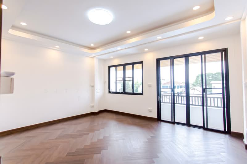 Fully Renovated 4 Bedroom Townhouse Facing Central Eastville, Bangkok, Khlong Chaokhun Sing, Wang Thonglang, Bangkok, 4 Bedrooms, 300 sqm, Townhouse For Sale, by Sittichai (Ice) Tulyanon, 500202373 - DDproperty.com