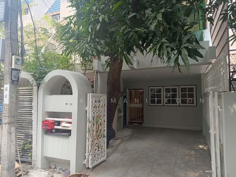 For Rent - Townhouse sukhumvit 10, Bangkok
