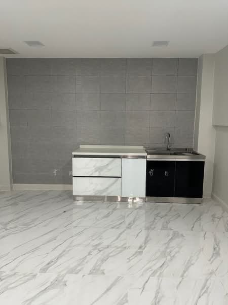 ทำเลซ.รัชดา 36(เสือใหญ่) ให้เช่าทาวน์เฮ้าส์ 2 ชั้น บ้านพร้อมอยู่ ทำเลดี, Bangkok, รัชดาภิเษก, Chan Kasem, Chatuchak, Bangkok, 2 Bedrooms, 150 sqm, Townhouse For Rent, by บุษบา รัตนวงษ์ชัย, 500203156 - DDproperty.com