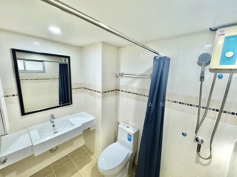 Lumpini Ville Ramkhamhaeng 44, Bangkok, - Ramkamhang Road, Hua Mak, Bang Kapi, Bangkok, Studio, 30 sqm, Condo For Rent, by Thanet Phithakthanangkoon, 500203207 - shower with water heater - DDproperty.com