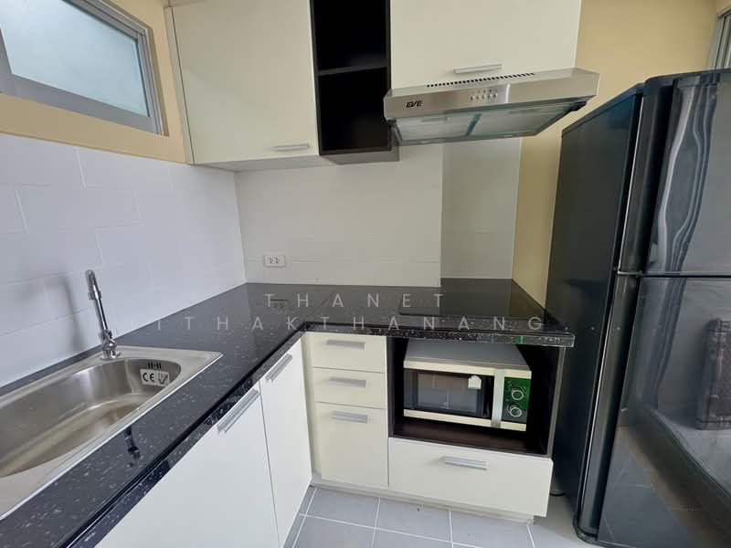 Lumpini Ville Ramkhamhaeng 44, Bangkok, - Ramkamhang Road, Hua Mak, Bang Kapi, Bangkok, Studio, 30 sqm, Condo For Rent, by Thanet Phithakthanangkoon, 500203207 - kitchen with stone countertop - DDproperty.com