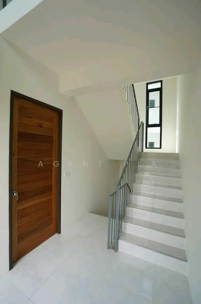 For Rent: 4-Story Home Office on Ratchada Soi 32, near MRT (SPSAD3885), Bangkok, Jom Phon, Chatuchak, Bangkok, 4 Bedrooms, 300 sqm, Townhouse For Rent, by Agent Pla, 500203587 - DDproperty.com