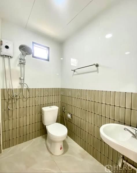 Detached House for rent in Huai Khwang Near MRT Sutthisarn Bangkok HRE00450, Bangkok, Huai Khwang, Huai Khwang, Bangkok, 4 Bedrooms, 250 sqm, Single Detached House For Rent, by Hero Realtor Co., Ltd., 500204948 - DDproperty.com