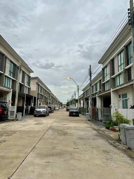 Patio Ramkhamhaeng-Wongwaen, Bangkok, Soi Kheha Rom Klao 64, Khlong Song Ton Nun, Lat Krabang, Bangkok, 3 Bedrooms, 143 sqm, Townhouse For Sale, by Vinai  Wattana, 500204952 - DDproperty.com