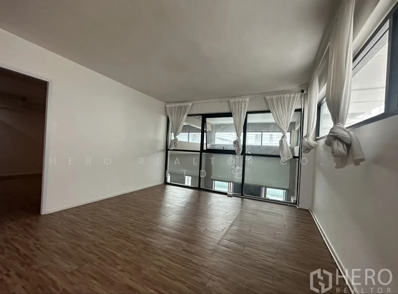 For Rent Home Office Phra Khanong BTS On Nut Bangkok HRE00454, Bangkok, Phra Kanong, Khlong Toei, Bangkok, , 350 sqm, Shophouse For Rent, by Hero Realtor Co., Ltd., 500205275 - DDproperty.com