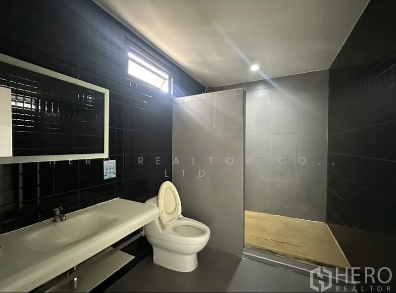 For Rent Home Office Phra Khanong BTS On Nut Bangkok HRE00454, Bangkok, Phra Kanong, Khlong Toei, Bangkok, , 350 sqm, Shophouse For Rent, by Hero Realtor Co., Ltd., 500205275 - DDproperty.com