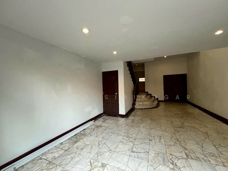 3-BR Townhouse, Bangkok, Khlong Tan Nua, Watthana, Bangkok, 3 Bedrooms, 240 sqm, Townhouse For Rent, by Pavana Sirikogar, 500205468 - DDproperty.com