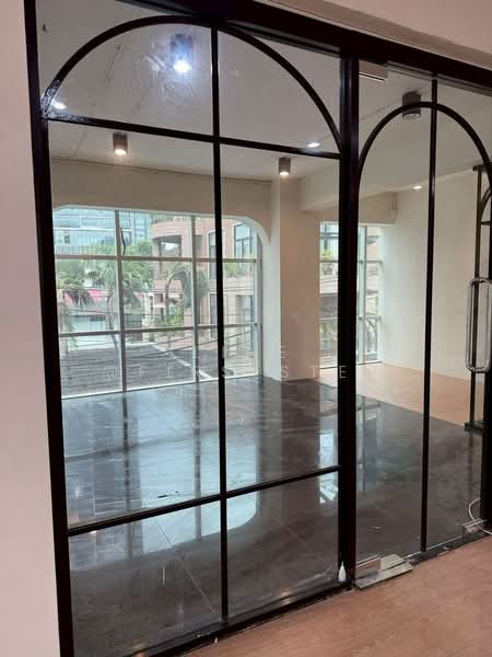 ให้เช่า - พื้นที่เชิงพาณิชย์และออฟฟิศ ทำเลทองหล่อ 13 ใจกลาง CBD ใกล้ BTS ทองหล่อ, กรุงเทพ