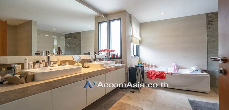 Private Swimming Pool Renovated executive home with private pool in gated community, Bangkok, Khlong Tan Nua, Watthana, Bangkok, 4 Bedrooms, 450 sqm, Single Detached House For Rent, by Accom Asia, 500206460 - DDproperty.com