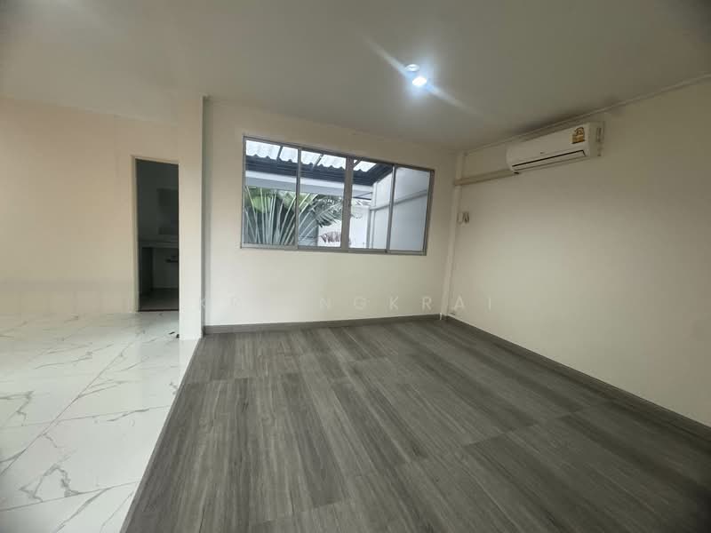 Rent 3-storey townhome, new renovate, suitable for office, Rama 9 Road, Bangkok, พระราม9, Huai Khwang, Huai Khwang, Bangkok, , 300 sqm, Office Space For Rent, by Kriengkrai, 500206557 - DDproperty.com