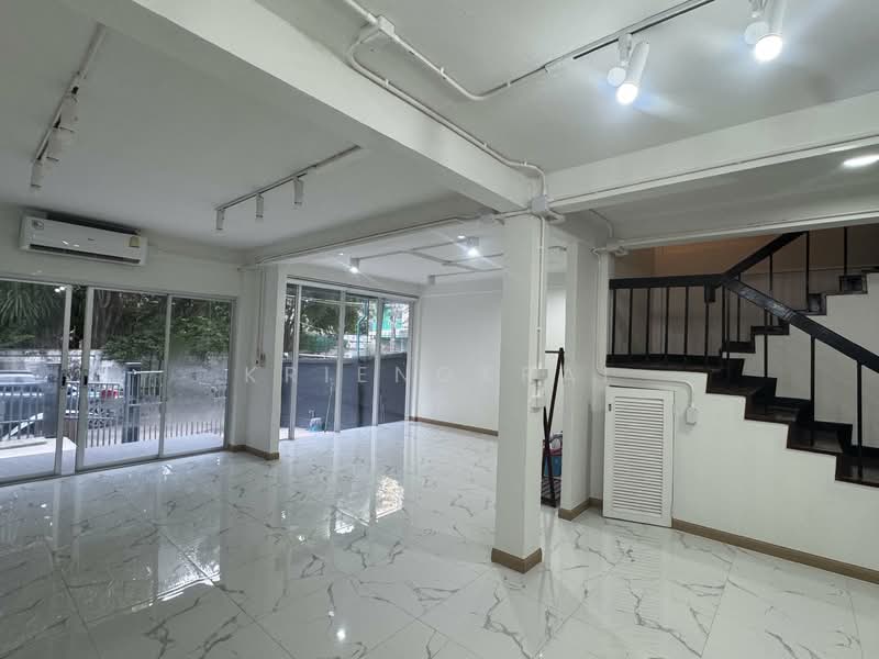 Rent 3-storey townhome, new renovate, suitable for office, Rama 9 Road, Bangkok, พระราม9, Huai Khwang, Huai Khwang, Bangkok, , 300 sqm, Office Space For Rent, by Kriengkrai, 500206557 - DDproperty.com