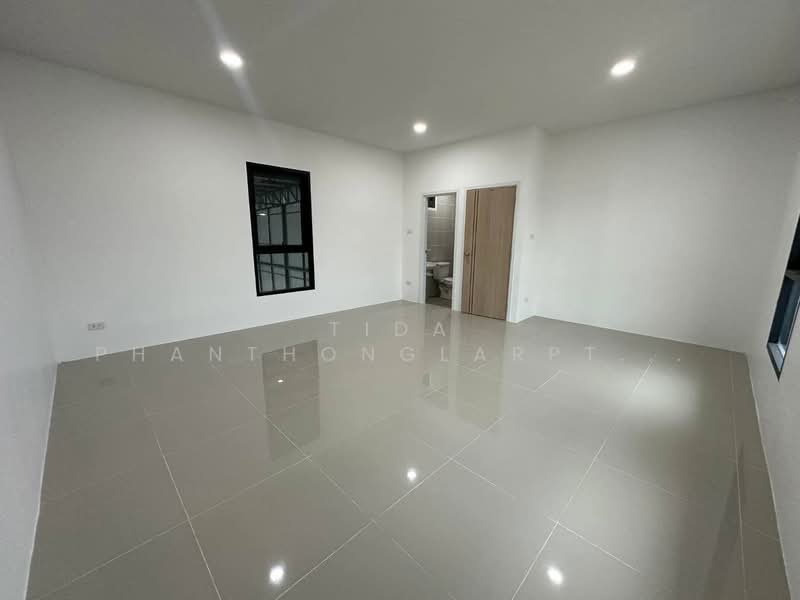 Warehouse with office space for rent in Lam Luk Ka, Khlong 3, next to the road and near the motorway, Pathum Thani, Lat Sawai, Lam Luk Ka, Pathum Thani, , 404 sqm, Warehouse/Factory For Rent, by Tida phanthonglarptawee, 500206750 - DDproperty.com