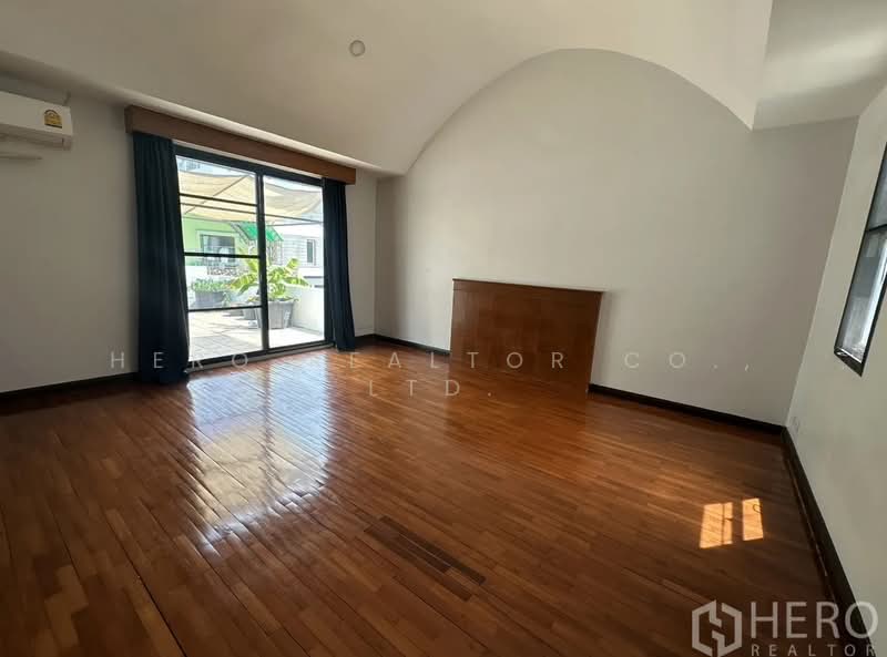 For rent Detached House in Watthana BTS Phra Khanong Bangkok HRE00464, Bangkok, Khlong Tan Nua, Watthana, Bangkok, 4 Bedrooms, 600 sqm, Single Detached House For Rent, by Hero Realtor Co., Ltd., 500207059 - DDproperty.com