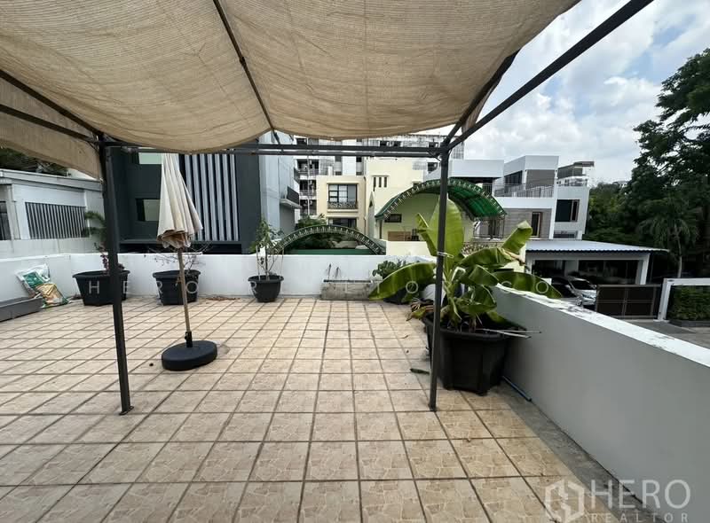 For rent Detached House in Watthana BTS Phra Khanong Bangkok HRE00464, Bangkok, Khlong Tan Nua, Watthana, Bangkok, 4 Bedrooms, 600 sqm, Single Detached House For Rent, by Hero Realtor Co., Ltd., 500207059 - DDproperty.com