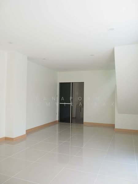 3-BR Townhouse, Bangkok, Khlong Chaokhun Sing, Wang Thonglang, Bangkok, 3 Bedrooms, 135 sqm, Townhouse For Sale, by Tanaporn Phumvilairak, 500207268 - DDproperty.com