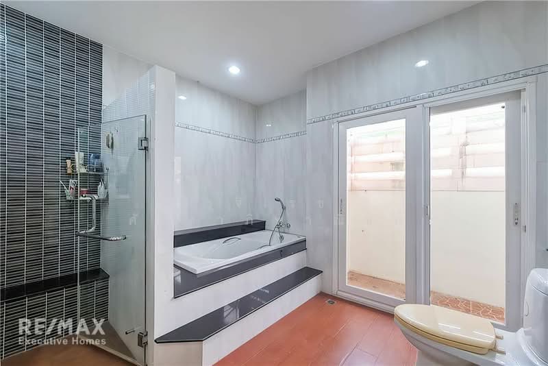 Near Suan Luang Rama 9, Bangkok, Suan Luang, Suan Luang, Bangkok, 4 Bedrooms, 724 sqm, Single Detached House For Sale, by Rujirake Sakdapipanich, 500207947 - DDproperty.com