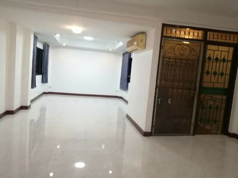3-BR Townhouse, Bangkok, Bang Na Nuea, Bang Na, Bangkok, 3 Bedrooms, 204 sqm, Townhouse For Rent, by Gun Henglite , 500208035 - DDproperty.com