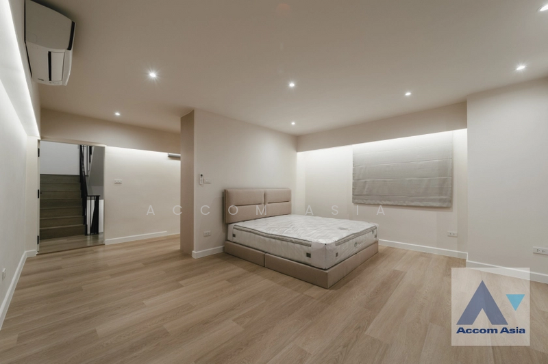 Newly renovated, Corner Unit, Pet friendly Elegant townhouse with garden corner in private Ratchadap, Bangkok, Khlong Tan Nua, Watthana, Bangkok, 5 Bedrooms, 350 sqm, Single Detached House For Rent, by Accom Asia, 500208129 - DDproperty.com