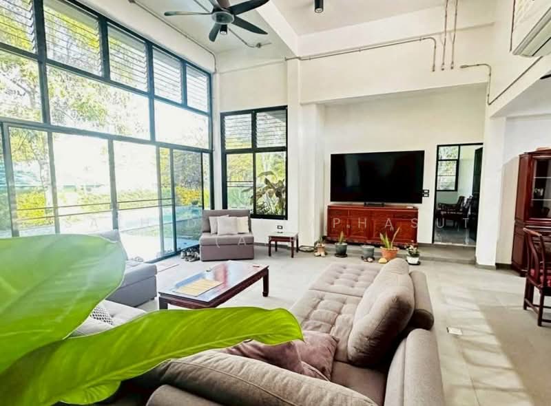 Costa Village Bangsaray : คอสตา วิลเลจ บางเสร่, ชลบุรี, 556 หมู่ที่ 2 ซอย นาจอมเทียน 56, หนองปรือ, บางละมุง, ชลบุรี, 300 ตร.ม., วิลล่า ขาย, โดย Sathida Limphasut (App), 500208273 - DDproperty.com