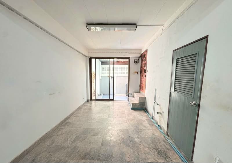 ตึกแถว 3 ชั้น มีชั้นลอย ซอยสุขุมวิท 93, Bangkok, สุขุมวิท 93, Bang Chak, Phra Khanong, Bangkok, 4 Bedrooms, 180 sqm, Townhouse For Sale, by กรกฤตย์ บุญสระ, 500209263 - DDproperty.com